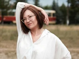 zena-bela-kosulja