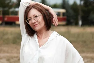 zena-bela-kosulja