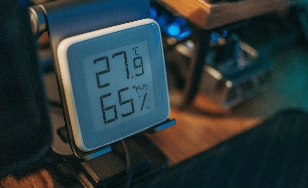 Digitalni higrometar pokazuje relativnu vlažnost 65% i temperaturu 27,9 °C